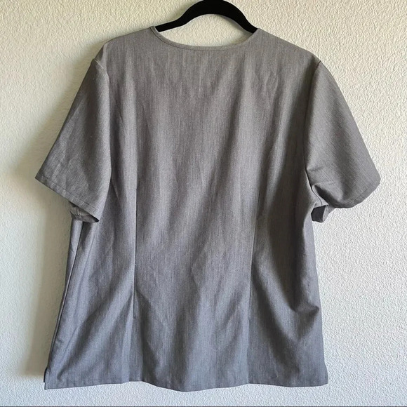 Figs Casma™ Three-Pocket Scrub Top - Picture 5 of 6